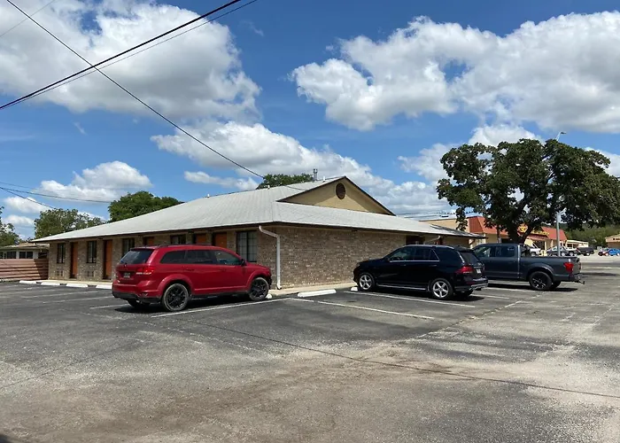 Redbud Inn