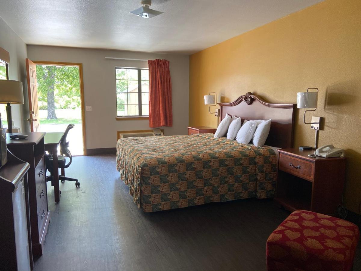 Redbud Motel 2*