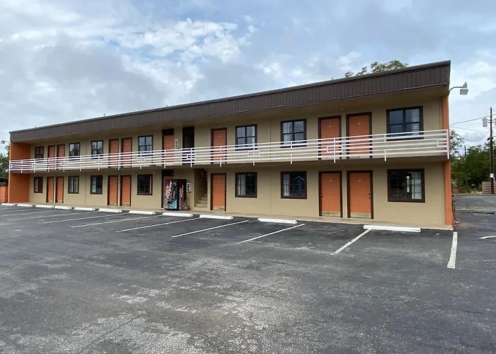 Redbud Inn