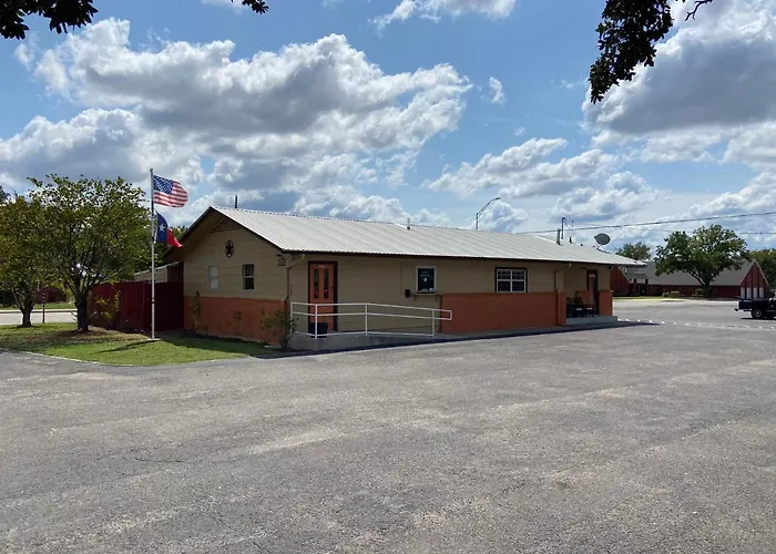 Redbud Inn