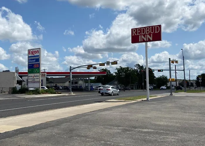 Redbud Inn