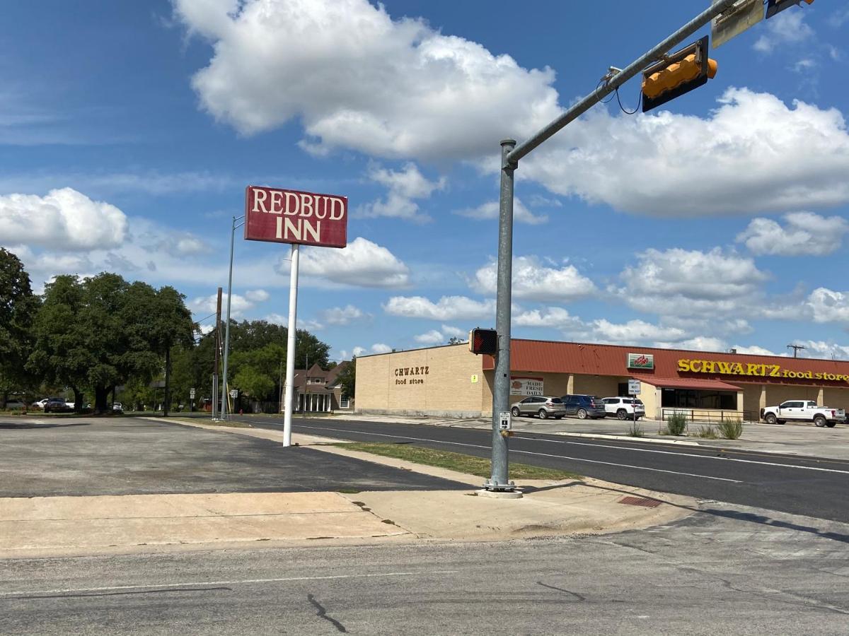 Redbud Motel 2*