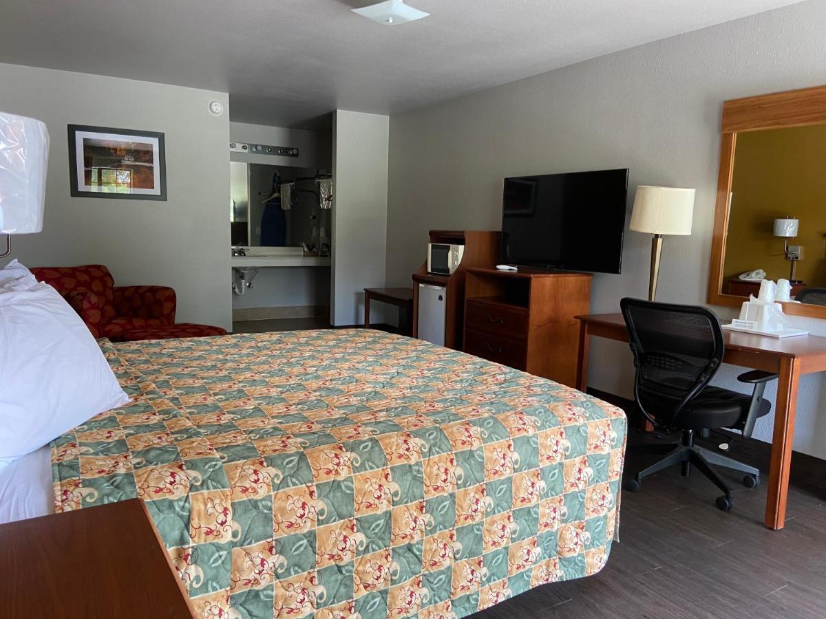 Redbud Motel 2*